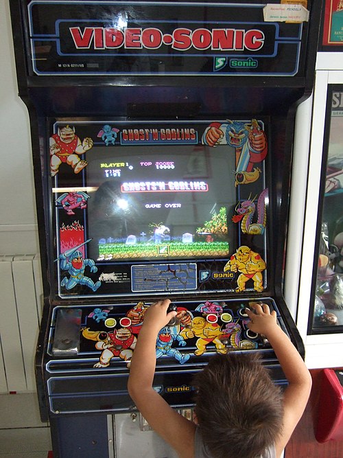 https://commons.wikimedia.org/wiki/File:Ni%C3%B1o_jugando_al_ghosts%27n_goblins.JPG